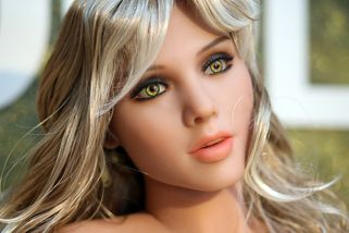 Kazašský kulturista má slabost pro silikonové panny: První láska se mu rozbila, nyní žije se dvěma umělými ženami - Expres FM